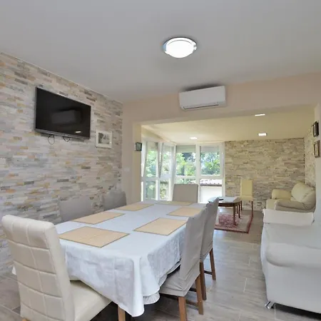 Apartment Bela *